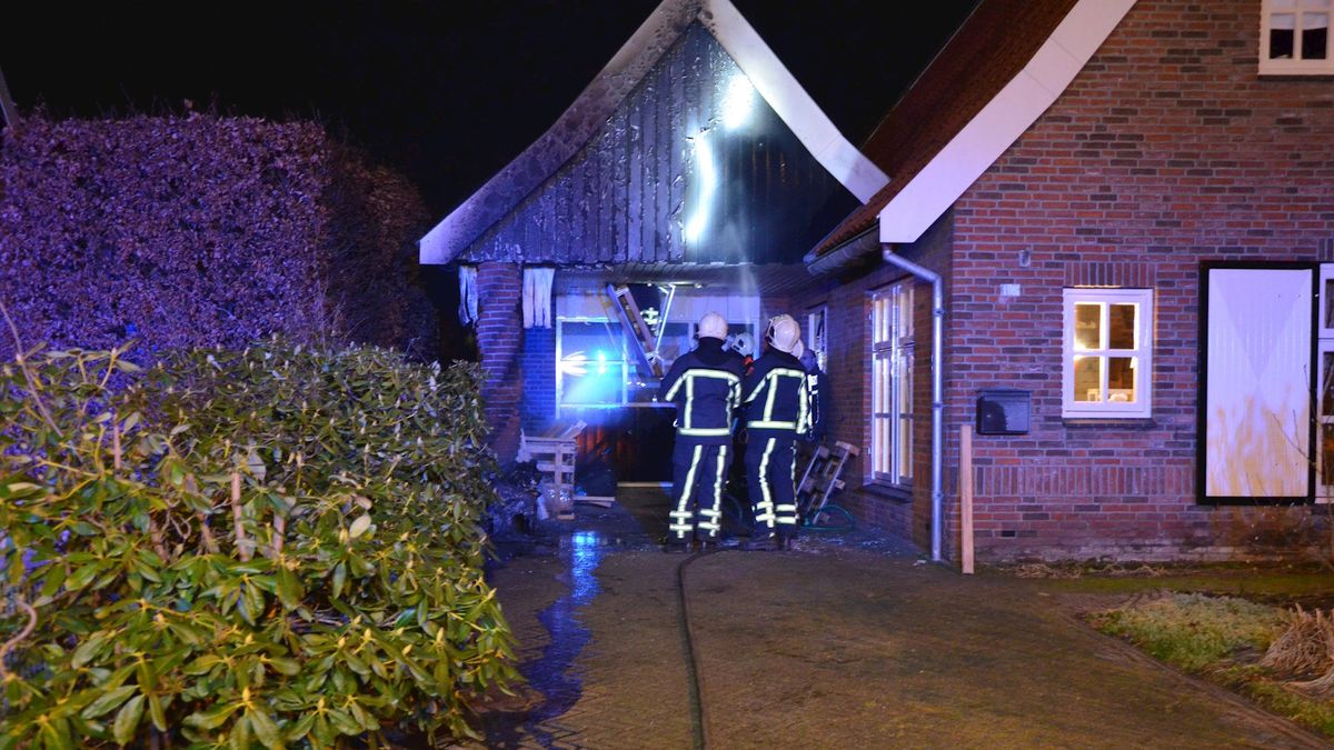 Overkapping bij huis Westerhaar-Vriezenveensewijk loopt forse schade op na brand