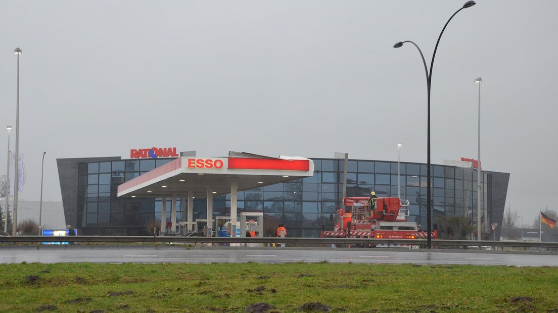 Deel dak tankstation losgewaaid