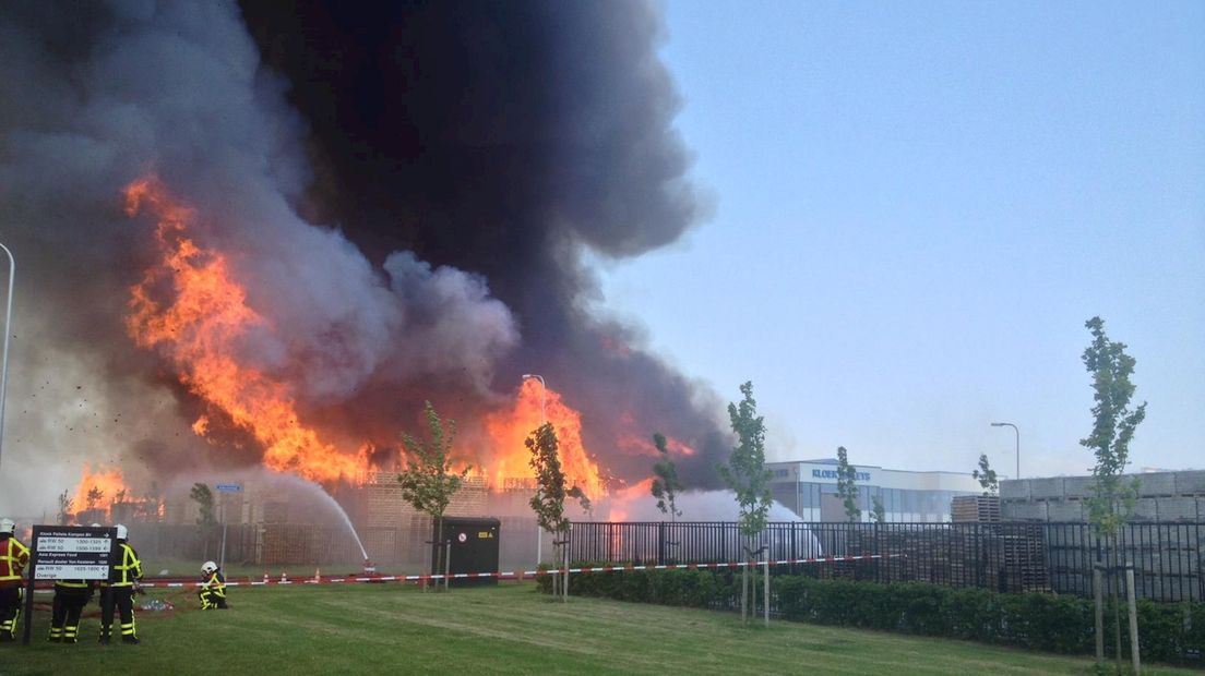 Grote brand bij Kloek Pallets Kampen