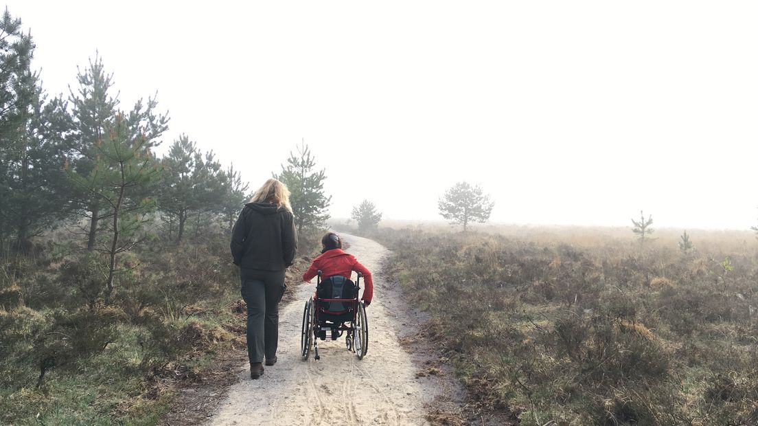 Boswachter Corine Koreman en Andrea Schouw-Naphegyi.