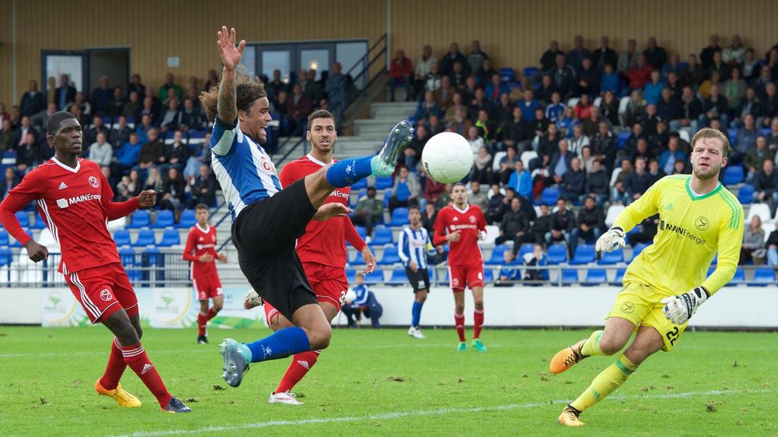 Yordi Teijsse schiet de 2-2 binnen tegen Jong Almere City