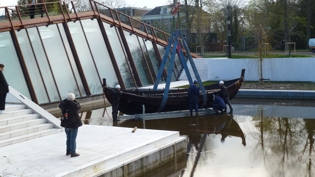 Een replica van een vikingschip in de vijver van het Drents Museum