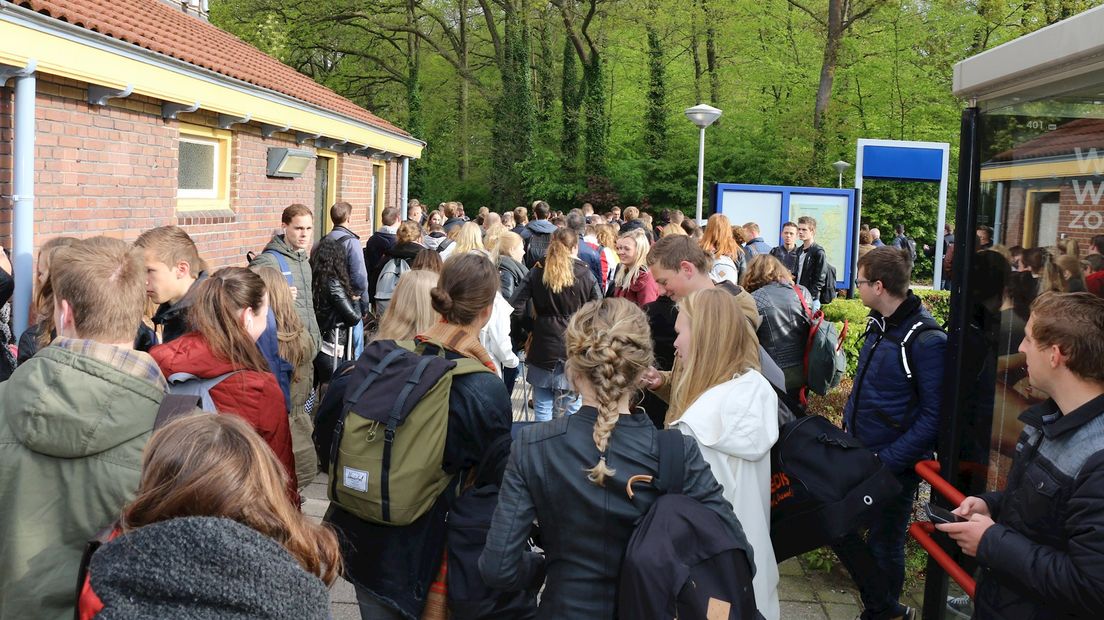 Reizigers wachten op vervangend vervoer