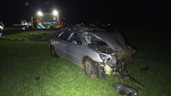 Auto over de kop, 17-jarige bestuurder ervandoor