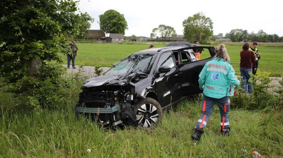 Auto raakt lantaarnpaal en stoplicht, bestuurder naar ziekenhuis