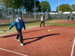 Wim (90) speelt elke week nog een fanatieke pot tennis: "Heb alleen een versleten knie..."