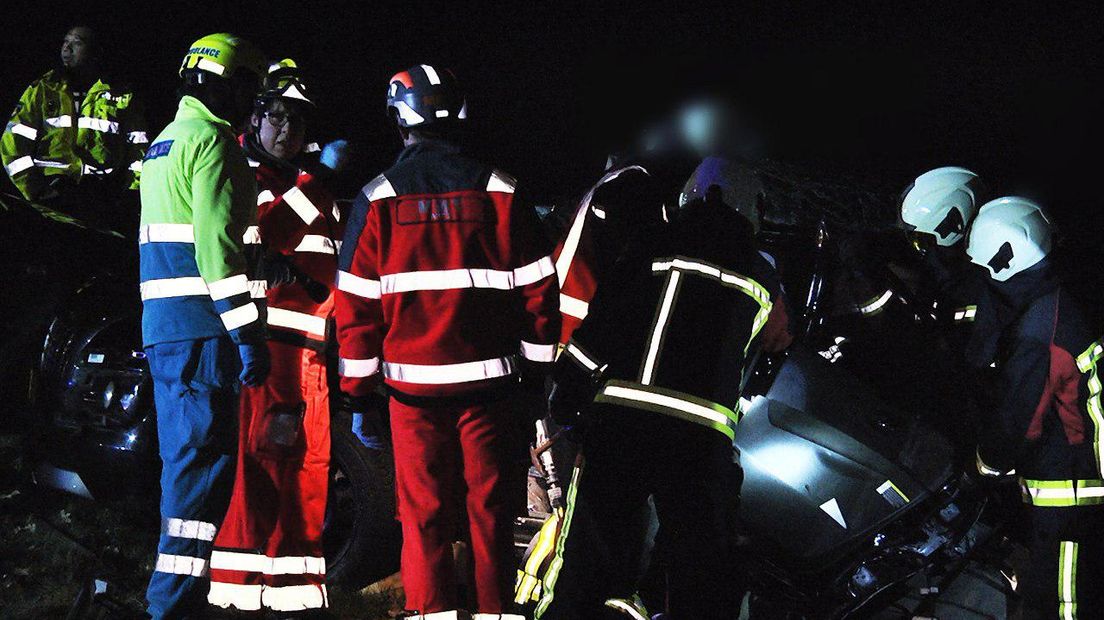 De brandweer moest een van de slachtoffers uit de auto bevrijden (Rechten: RTV Drenthe/Persbureau Meter)
