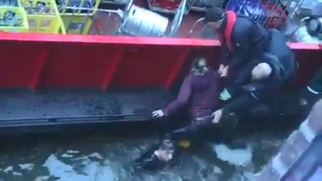 Personeel van de bierboot in actie op een video van de politie op Instagram.