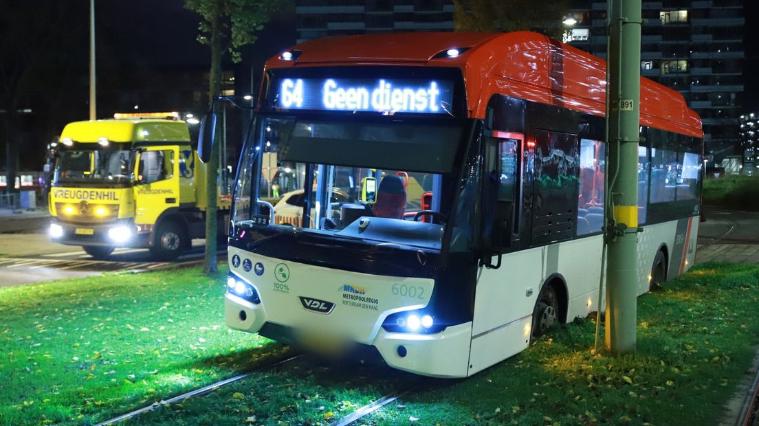 De bus kon zelf niet meer terug op de weg komen
