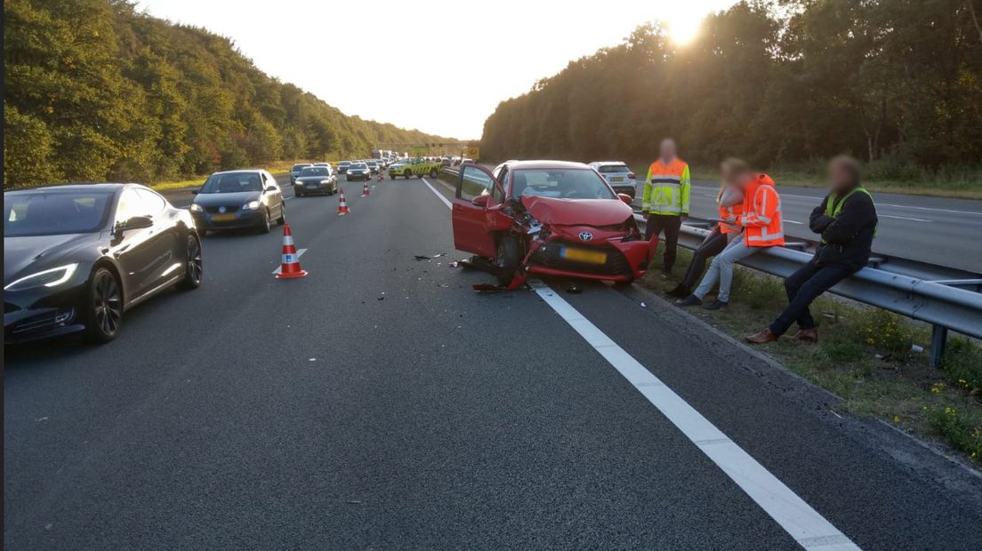 Op de A12 bij Ede richting Arnhem is woensdagavond twee keer een ongeluk gebeurd op dezelfde plek.