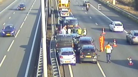 File opgelost na botsing met 7 autos op A12. File opgelost na botsing met 7 autos op A12.