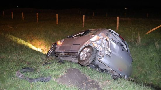 Flinke botsing • auto deels in sloot