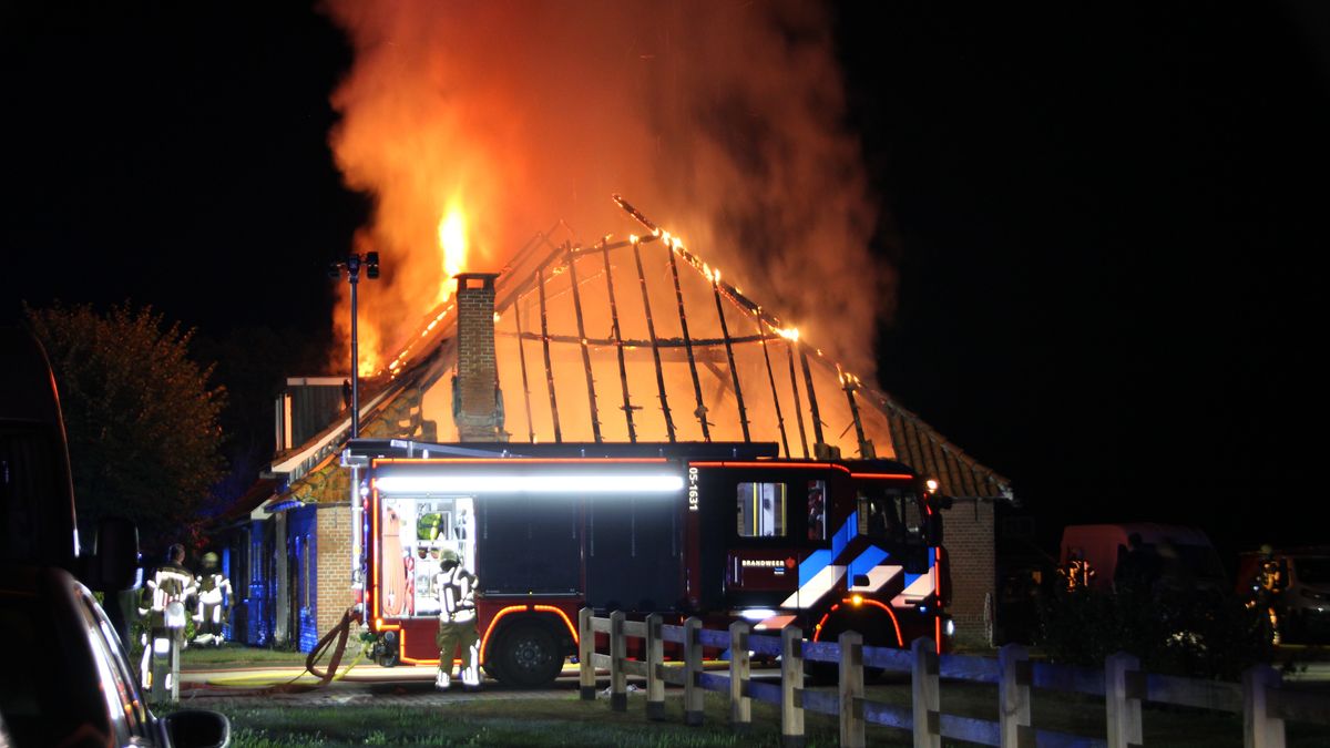 Boerderij in Markelo getroffen door uitslaande brand