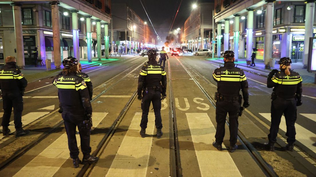 Politie tijdens onrustige zondagavond in de Haagse Schilderswijk