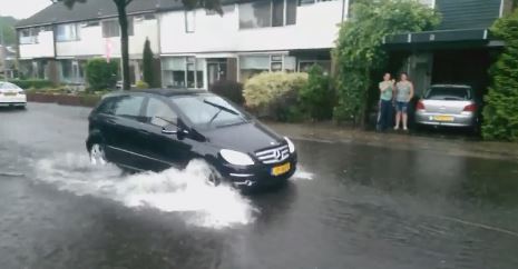 Wateroverlast Door Hevige Regenval; Straten Blank In Nunspeet - Omroep ...