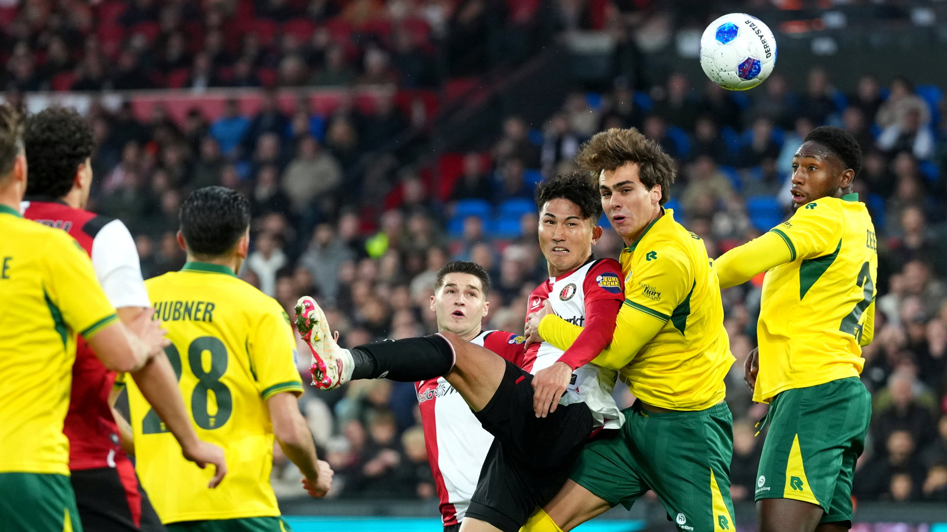 Tsuyoshi Watanabe kopt de bal op doel