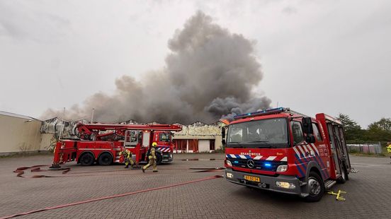 Grote brand bij leegstaand kassencomplex in Harderwijk