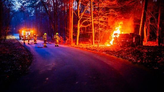 Auto vliegt uit de bocht en in brand bij Posbank
