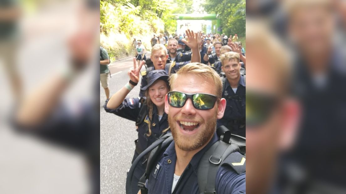 Remo en zijn collega's halverwege de derde dag van de Nijmeegse Vierdaagse