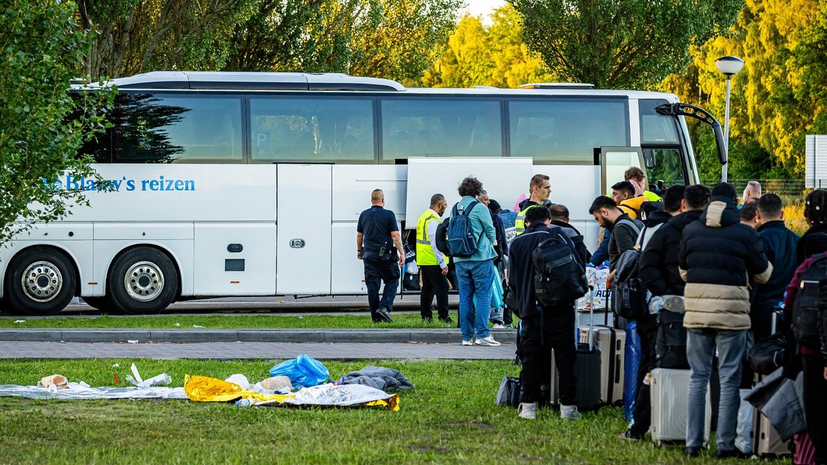 Situatie in Ter Apel: Rode Kruis vindt ontbreken vaste plek asielzoekers Ter Apel onbegrijpelijk
