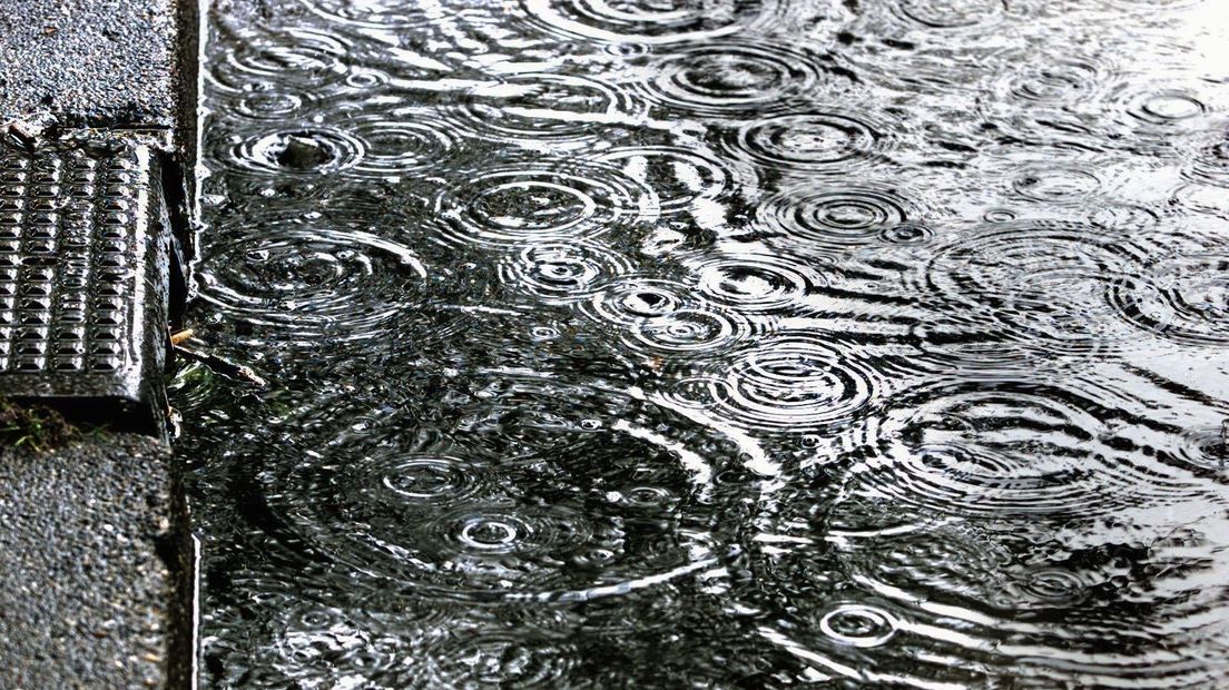 Lopen bij je de straten onder na een fikse regenbui? (Rechten: ANP/Robin Utrecht)