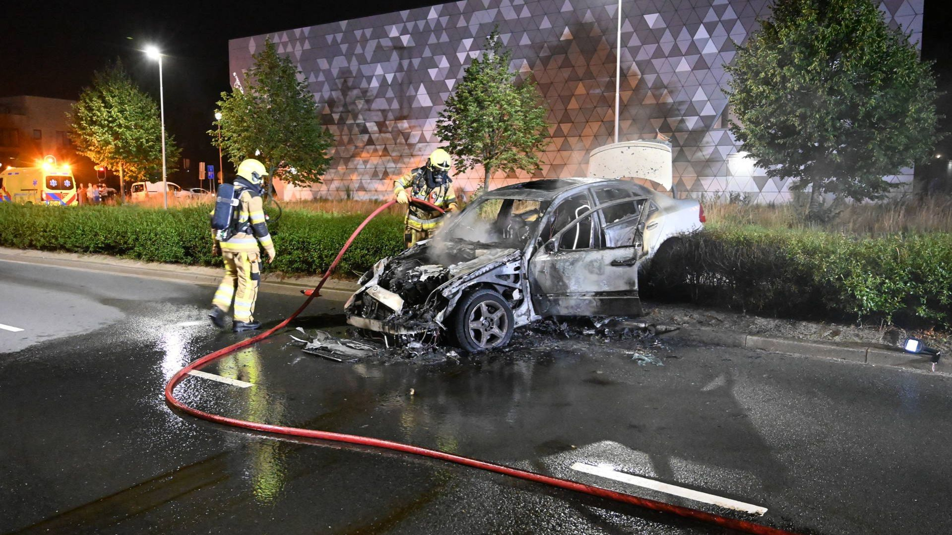 Auto gaat in vlammen op na botsing.