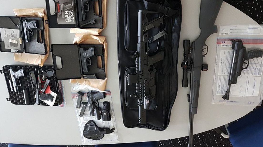 De gevonden wapens in Waddinxveen. Foto Politie