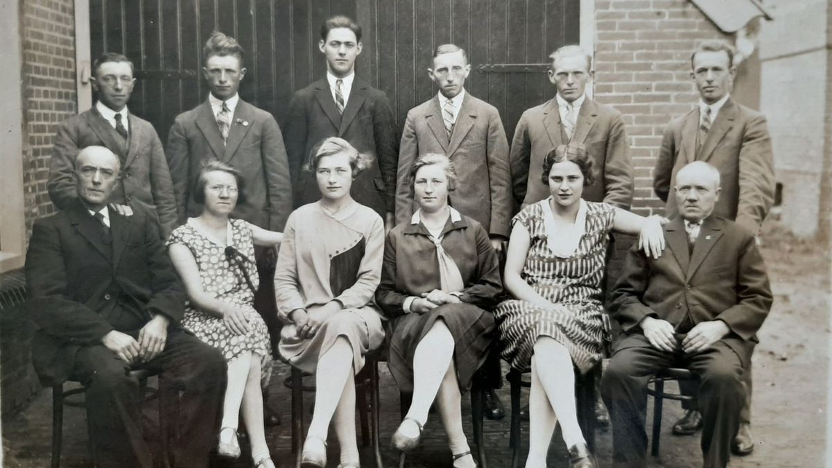 100 jaar toneelvereniging Ontluikend Bloempje Bunne