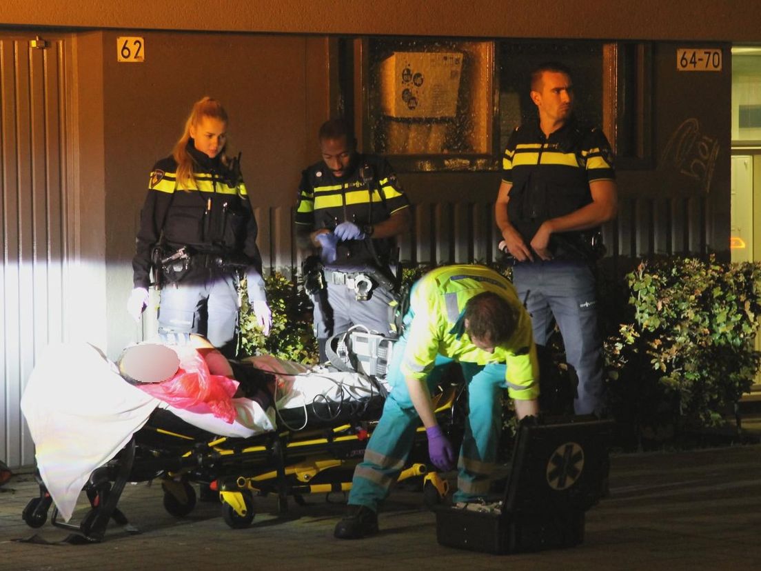 Het slachtoffer wordt door de ambulance vervoerd naar het ziekenhuis