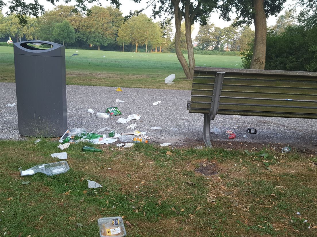 Afval naast een vuilnisbak in het Vroesenpark