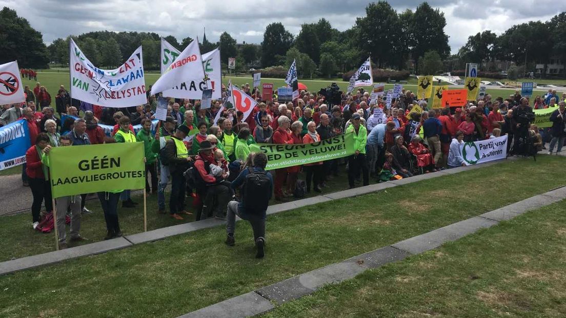 Op zes plekken in Nederland protesteerden zaterdagmiddag mensen tegen de overlast van vliegtuigen en de groei van de luchtvaart.