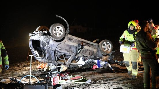 Zware autocrash in weiland, jonge bestuurder zwaargewond