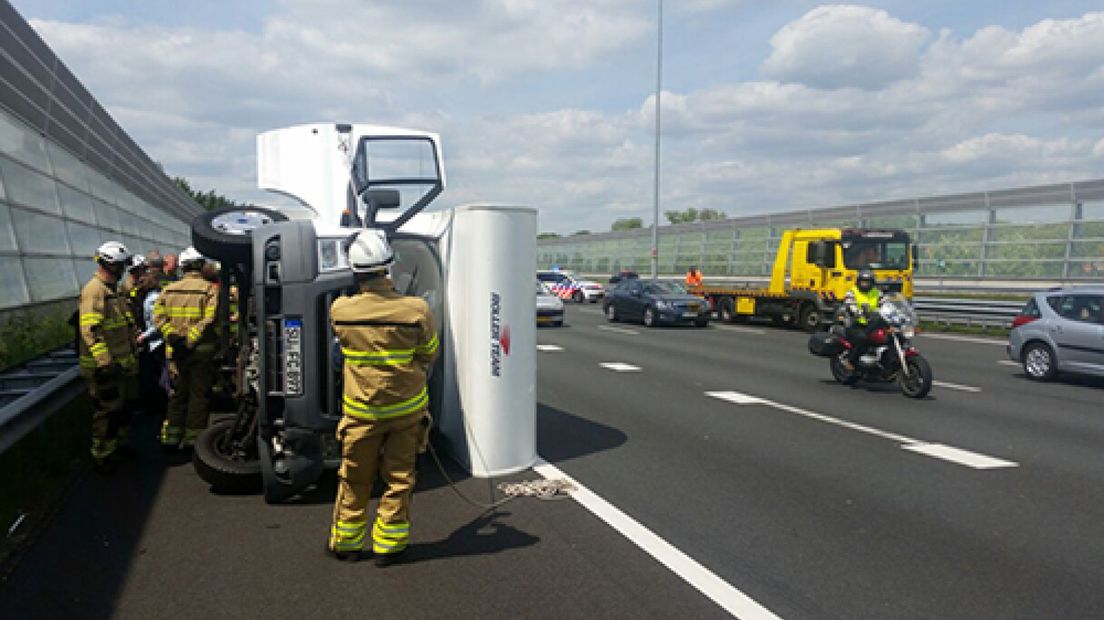 Gekantelde camper zorgt voor file op A12 bij Arnhem