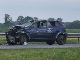 Auto vliegt over de kop op A28