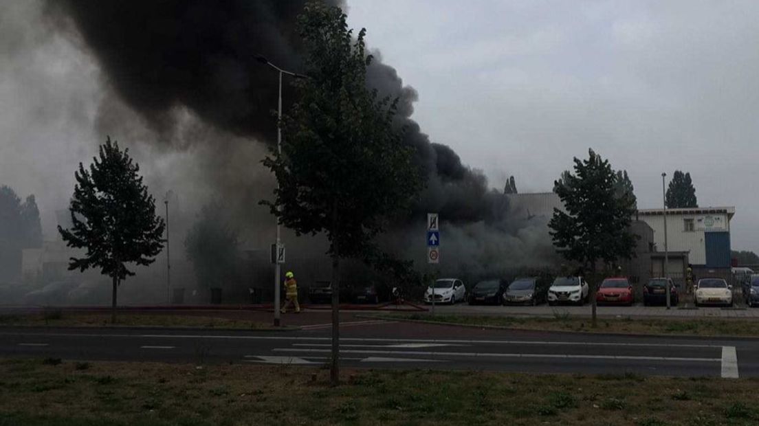 Bij een poeliersbedrijf aan de Westervoortsedijk in Arnhem heeft maandagochtend een grote uitslaande brand gewoed. Naderhand is in het gebouw een hennepkwekerij aangetroffen.