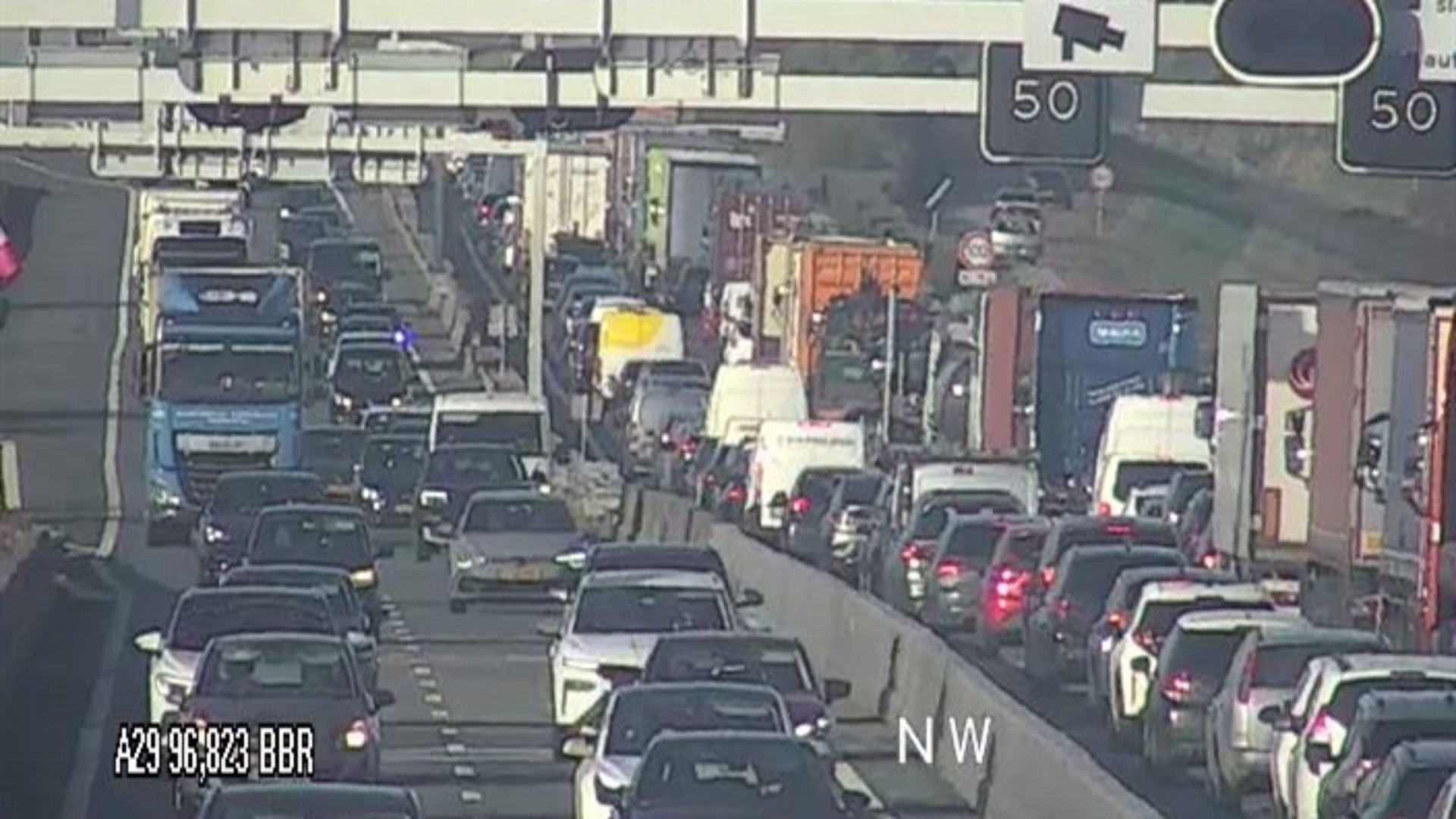 Op de A29 is een behoorlijke file ontstaan.