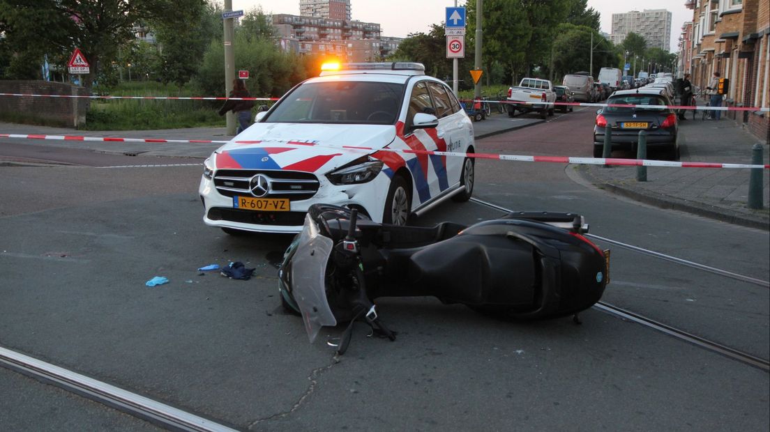 Motorscooter botst op politieauto