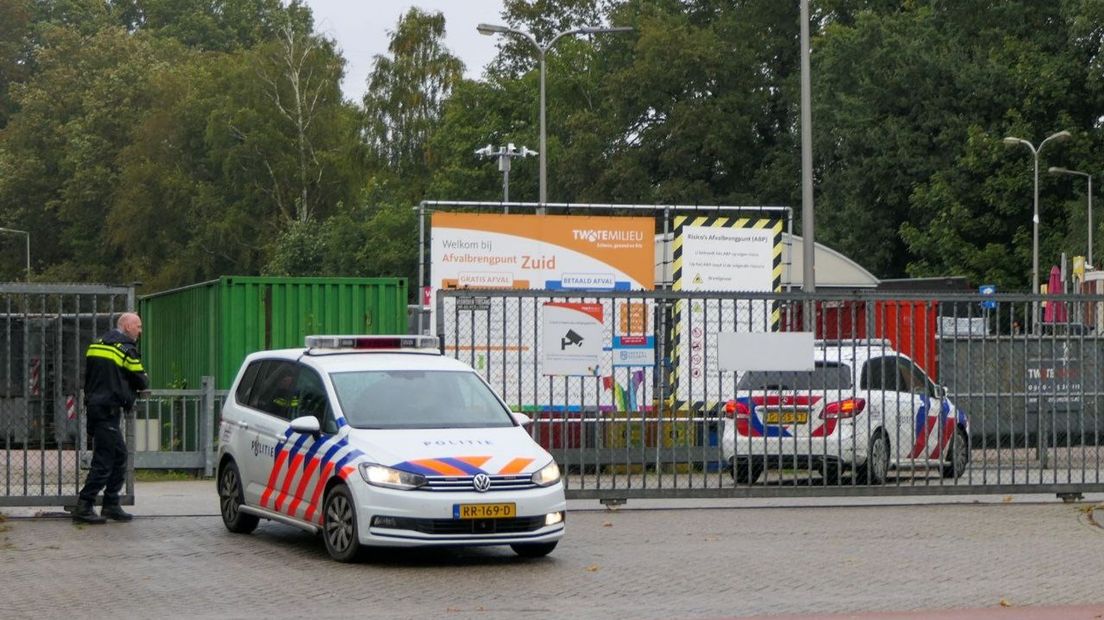 Het afvalbrengpunt in Enschede is afgesloten na de vondst van een granaat.