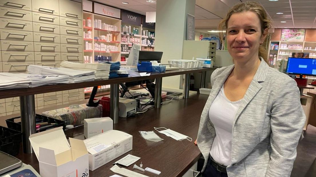 Apotheker Anne-Marie Prins-Jacobs met de coronazelftest