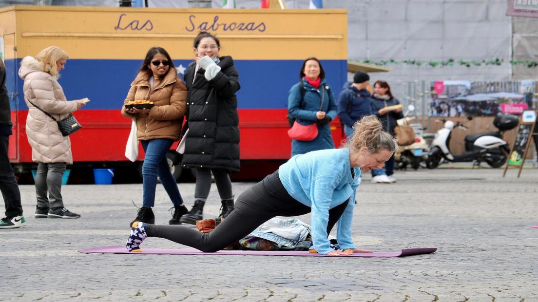 De yogademonstratie op de Grote Markt trekt bekijks