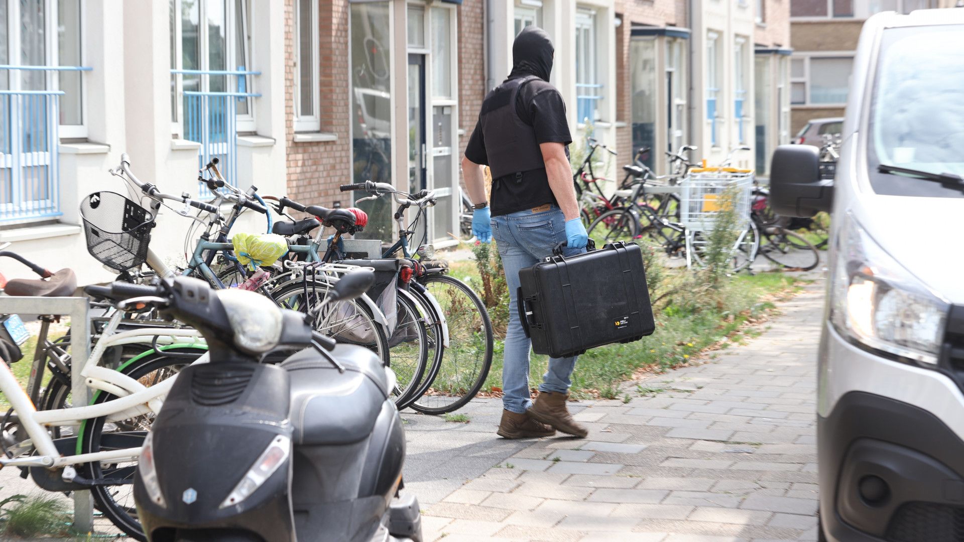 Invallen en aanhoudingen na groot onderzoek naar mensensmokkel - Omroep
