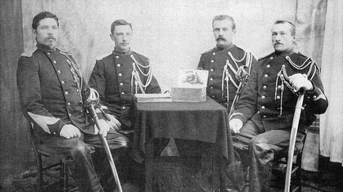 De marechaussees omstreeks 1895. Vlnr: wachtmeester Hendrikse; marechaussees Vettenburg en Appelhof; brigadier De Bruine (fotoalbum mevr. De Vries-Berents, Koekange)