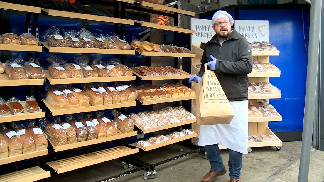 Ruben Goedhart van bakkerij Bliek vult de tas met de bestelling van de klant in de drive-in bakkerij