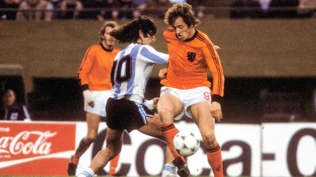 Arie Haan in de WK-finale in 1978 in duel met de Argentijn Mario Kempes