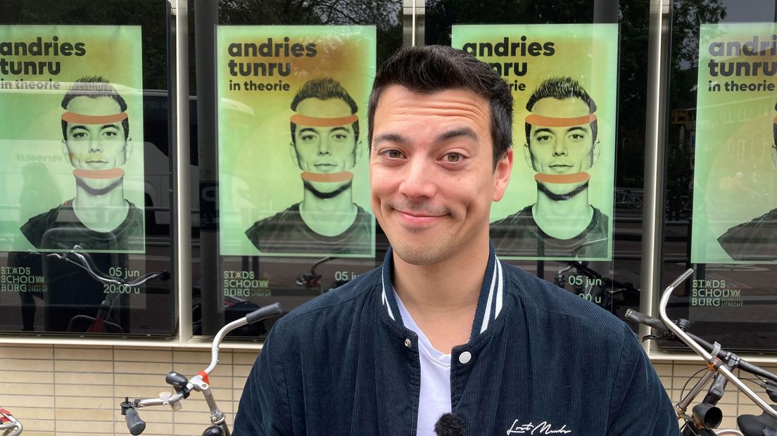 Andries Tunru voor de Utrechtse stadsschouwburg