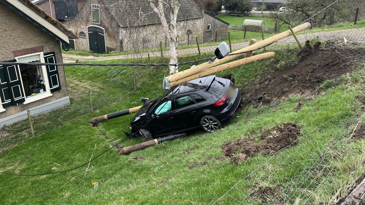 Auto rijdt van dijk naar beneden en komt vlak voor huis tot stilstand