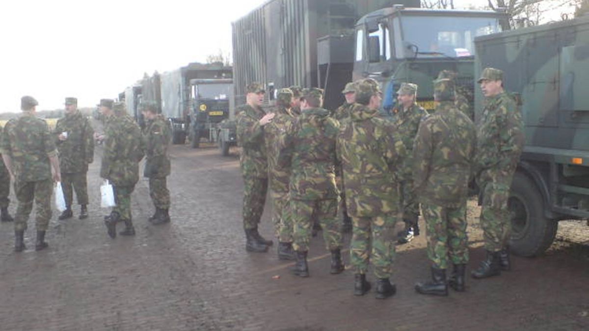 Militaire colonne op doorreis RTV Oost