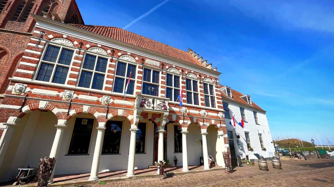 In eerste instantie diende het gebouw als raadhuis en herberg.