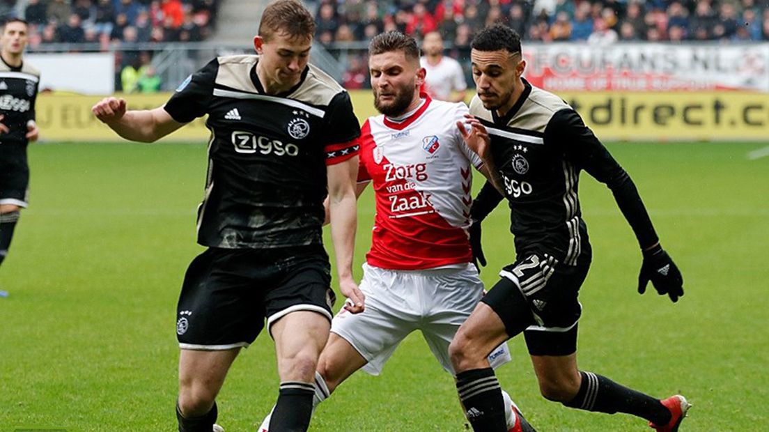 Matthijs de Ligt in duel met FC Utrecht-speler Nicolas Gavory