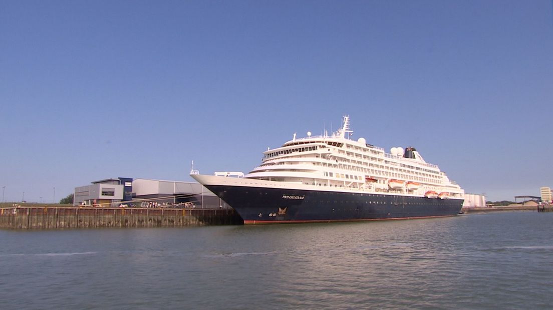Cruiseschip de Prinsendam in de haven van Vlissingen jaren geleden